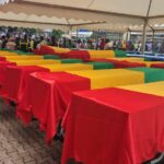 Drame de Dar-es-Salam : Bambéto rend un dernier hommage aux 36 victimes CONAKRY – L’émotion était vive ce vendredi 4 septembre 2026 à la Mosquée Turque de Bambéto, où s’est tenu le symposium national organisé en hommage aux 36 victimes de l’éboulement meurtrier survenu à la décharge de Dar-es-Salam. Dans une atmosphère empreinte de tristesse et de recueillement, familles, proches, autorités et représentants diplomatiques se sont réunis pour rendre un dernier hommage aux personnes disparues dans cette tragédie. Parmi les 36 victimes figurent 16 ressortissants sierra-léonais et 20 Guinéens. À l’arrivée des ambulances transportant les dépouilles, de nombreux proches ont laissé éclater leur douleur, dans des scènes particulièrement poignantes. Le Premier ministre, Amadou Oury Bah, s’est rendu sur les lieux pour témoigner de la solidarité du Gouvernement aux familles endeuillées et s’incliner devant la mémoire des disparus. Plusieurs membres du Gouvernement ainsi que des représentants du corps diplomatique ont également pris part à cette cérémonie. Cette journée du vendredi 4 septembre a été décrétée journée de deuil national en Guinée. À cette occasion, les drapeaux ont été mis en berne sur l’ensemble du territoire national, ainsi que dans les ambassades et représentations diplomatiques guinéennes à l’étranger. À l’issue de la cérémonie d’hommage, les dépouilles des 36 victimes ont été conduites au cimetière de Bambéto, où elles ont été inhumées, marquant ainsi la fin d’un dernier hommage collectif aux victimes de cette tragédie
