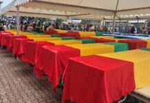 Drame de Dar-es-Salam : Bambéto rend un dernier hommage aux 36 victimes CONAKRY – L’émotion était vive ce vendredi 4 septembre 2026 à la Mosquée Turque de Bambéto, où s’est tenu le symposium national organisé en hommage aux 36 victimes de l’éboulement meurtrier survenu à la décharge de Dar-es-Salam. Dans une atmosphère empreinte de tristesse et de recueillement, familles, proches, autorités et représentants diplomatiques se sont réunis pour rendre un dernier hommage aux personnes disparues dans cette tragédie. Parmi les 36 victimes figurent 16 ressortissants sierra-léonais et 20 Guinéens. À l’arrivée des ambulances transportant les dépouilles, de nombreux proches ont laissé éclater leur douleur, dans des scènes particulièrement poignantes. Le Premier ministre, Amadou Oury Bah, s’est rendu sur les lieux pour témoigner de la solidarité du Gouvernement aux familles endeuillées et s’incliner devant la mémoire des disparus. Plusieurs membres du Gouvernement ainsi que des représentants du corps diplomatique ont également pris part à cette cérémonie. Cette journée du vendredi 4 septembre a été décrétée journée de deuil national en Guinée. À cette occasion, les drapeaux ont été mis en berne sur l’ensemble du territoire national, ainsi que dans les ambassades et représentations diplomatiques guinéennes à l’étranger. À l’issue de la cérémonie d’hommage, les dépouilles des 36 victimes ont été conduites au cimetière de Bambéto, où elles ont été inhumées, marquant ainsi la fin d’un dernier hommage collectif aux victimes de cette tragédie